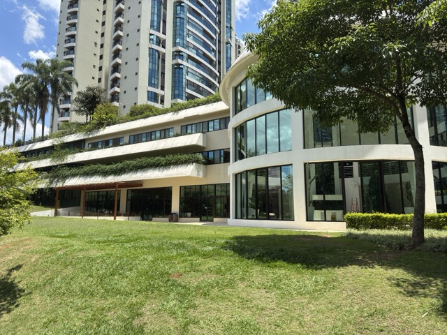 Fachada moderna e elegante do Condomínio Villaggio Panamby