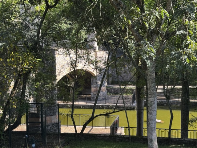 Piscina adulto e infantil do Villaggio Panamby com deck e área gourmet