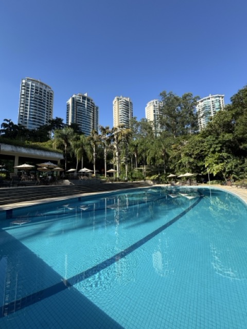 Jardim paisagístico e área verde do Villaggio Panamby com vegetação nativa
