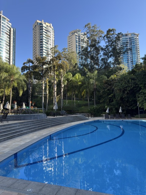 Vista noturna iluminada do Villaggio Panamby com destaque arquitetônico